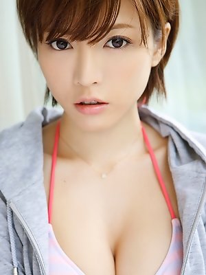 Yumiko Shaku Asian with juicy boobies is romantic at the pool